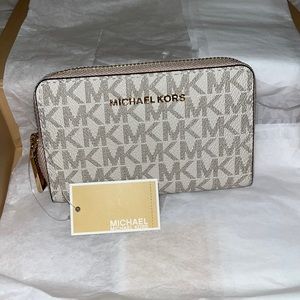 BRAND NEW NEVER USED IN ORIGINAL PACKAGING MICHAEL KORS WALLET 🤎🤍
